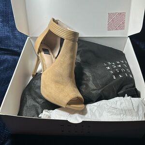 NWT | White House Black Market Tan Leather Stiletto Heels | Peep Toe - Sz9